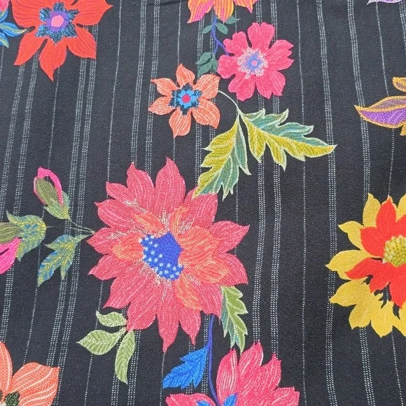 Urban Romantics black floral maxi dress featuring a V-neckline - Picture 5 of 6